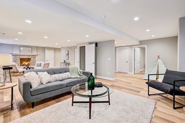 130 Oxford Avenue, Clarendon Hills, IL 60514