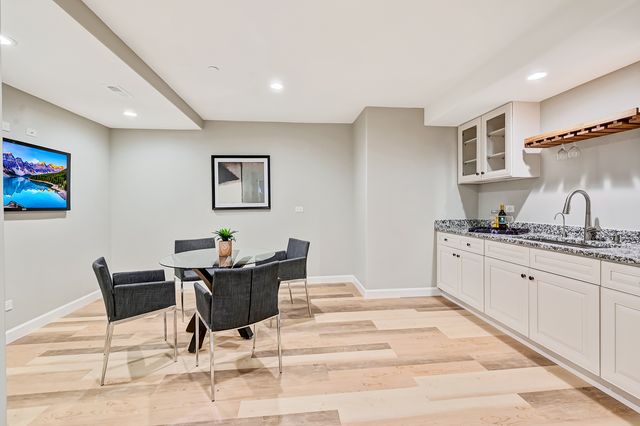 130 Oxford Avenue, Clarendon Hills, IL 60514