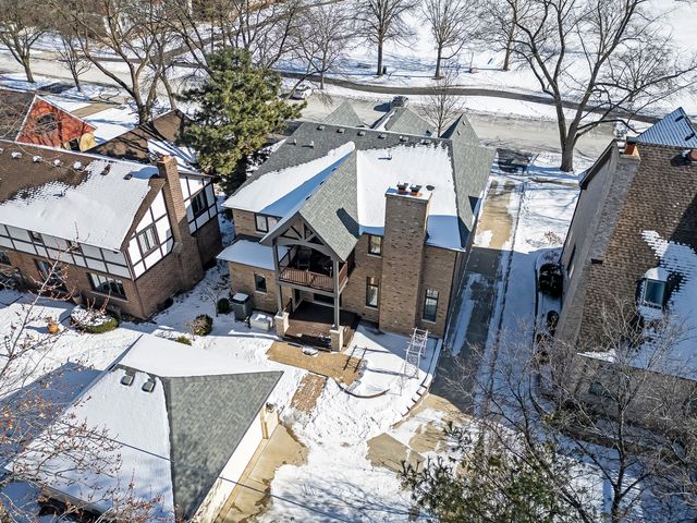 130 Oxford Avenue, Clarendon Hills, IL 60514