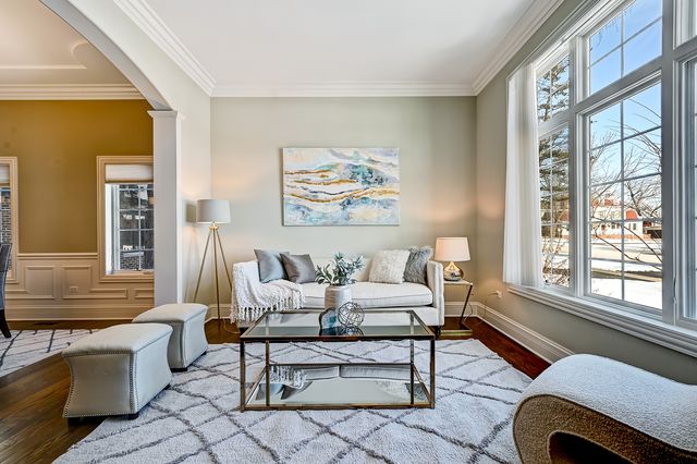 130 Oxford Avenue, Clarendon Hills, IL 60514