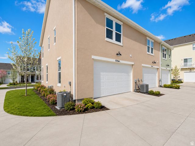 11764 S LEANDER DR, South Jordan, UT 84009