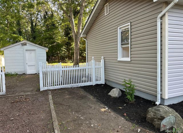 10 Barclay Road, Mastic Beach, NY 11951