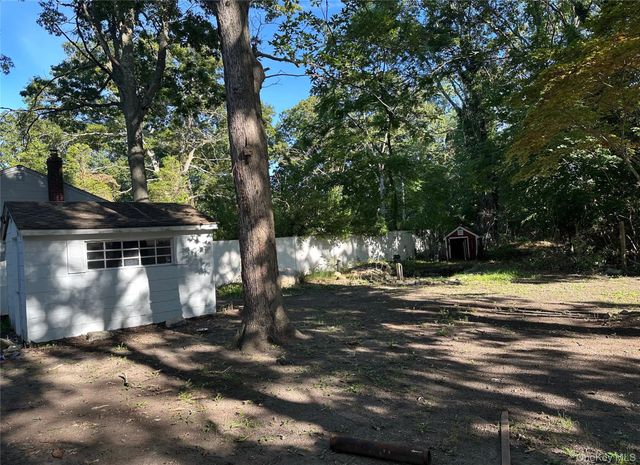 10 Barclay Road, Mastic Beach, NY 11951
