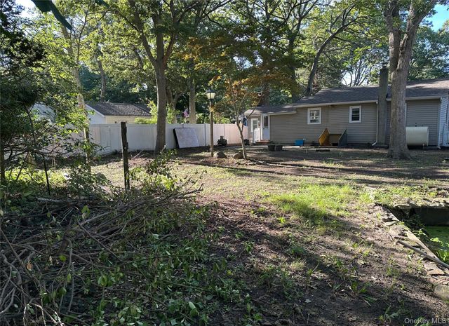10 Barclay Road, Mastic Beach, NY 11951
