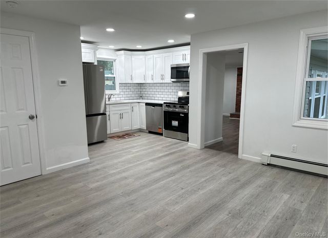10 Barclay Road, Mastic Beach, NY 11951