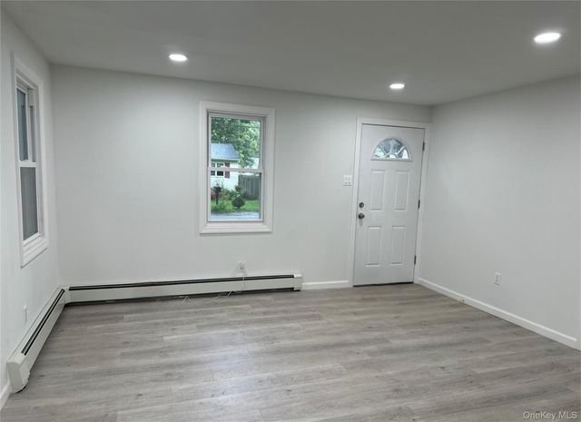 10 Barclay Road, Mastic Beach, NY 11951