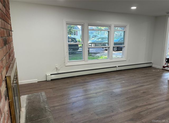 10 Barclay Road, Mastic Beach, NY 11951