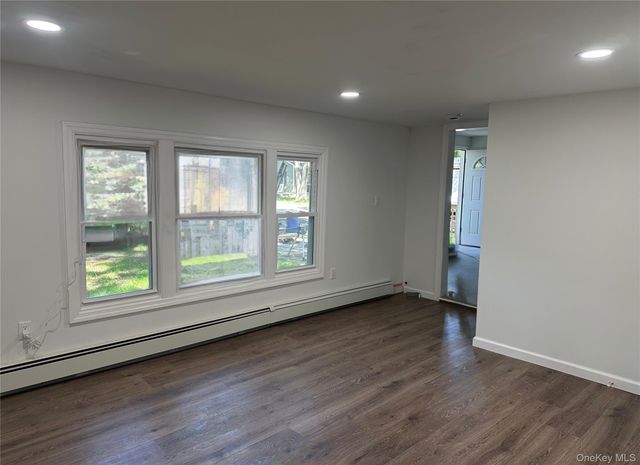 10 Barclay Road, Mastic Beach, NY 11951