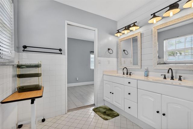 217 SE 5th St, Dania Beach, FL 33004