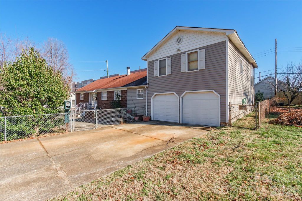 3819 Ellenwood Place, Charlotte, NC 28217