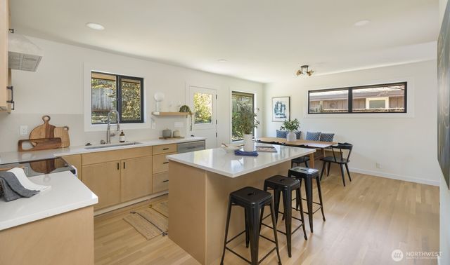 3430 39th Avenue W, Seattle, WA 98199