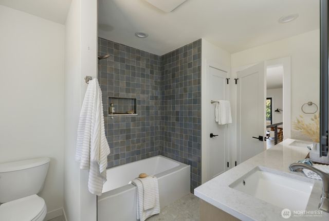 3430 39th Avenue W, Seattle, WA 98199