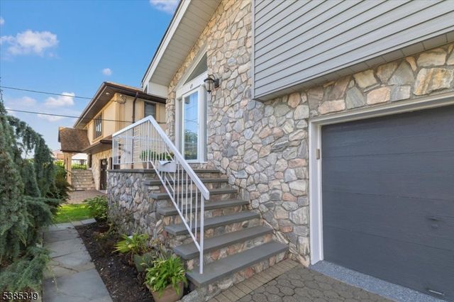 69 Larkspur Ln, Clifton City, NJ 07013