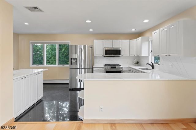 69 Larkspur Ln, Clifton City, NJ 07013