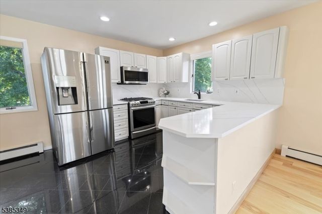 69 Larkspur Ln, Clifton City, NJ 07013