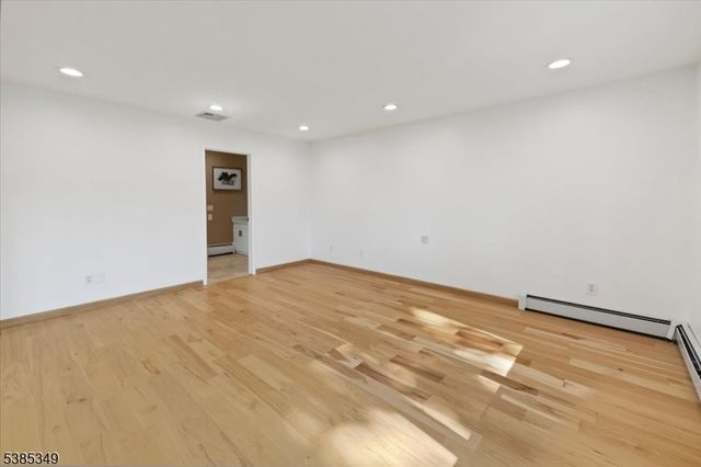 69 Larkspur Ln, Clifton City, NJ 07013