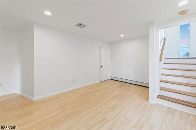 69 Larkspur Ln, Clifton City, NJ 07013