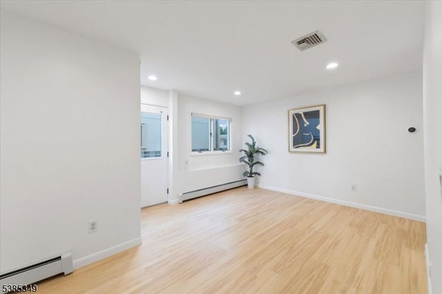 69 Larkspur Ln, Clifton City, NJ 07013