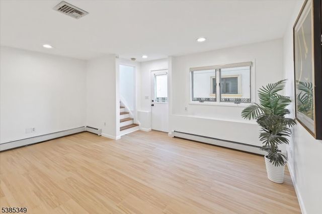 69 Larkspur Ln, Clifton City, NJ 07013