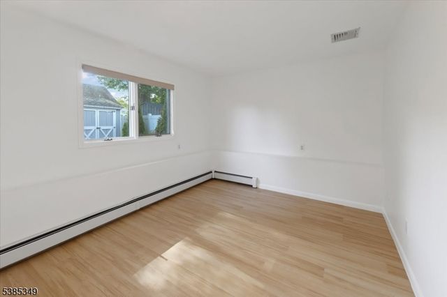 69 Larkspur Ln, Clifton City, NJ 07013