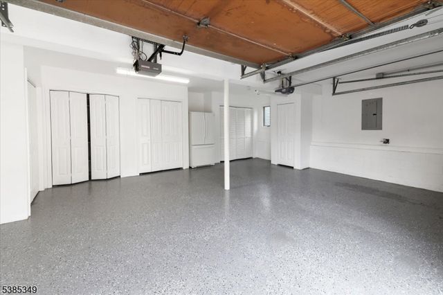 69 Larkspur Ln, Clifton City, NJ 07013