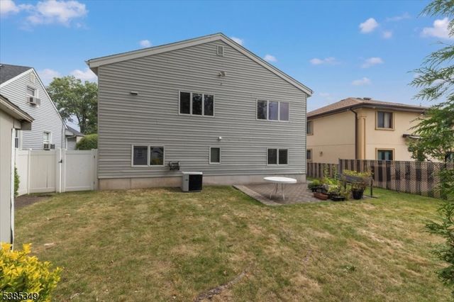 69 Larkspur Ln, Clifton City, NJ 07013