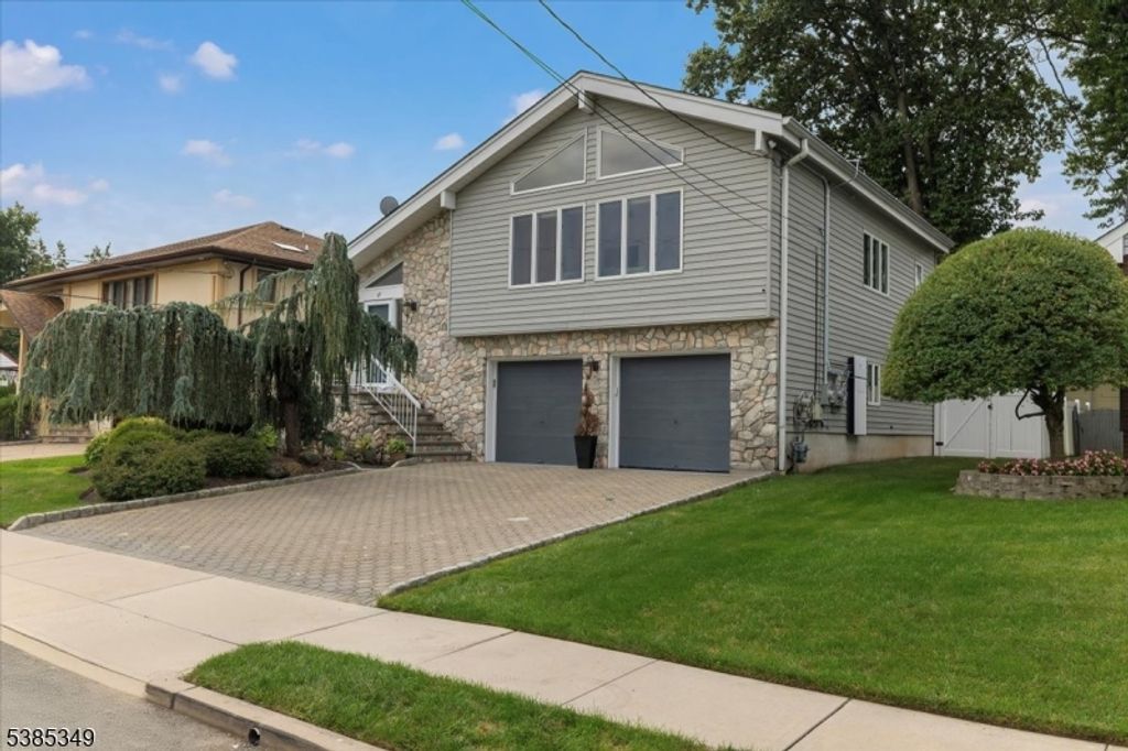69 Larkspur Ln, Clifton City, NJ 07013