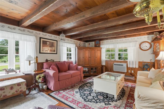 2 Maple Lane, Hyde Park, NY 12538