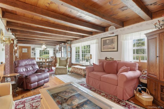 2 Maple Lane, Hyde Park, NY 12538
