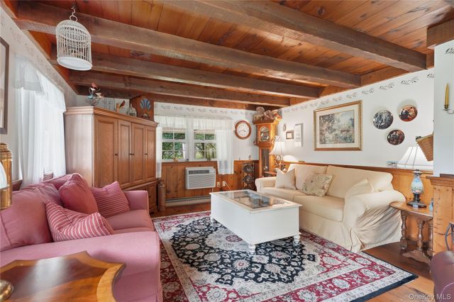 2 Maple Lane, Hyde Park, NY 12538
