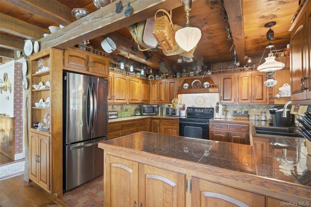 2 Maple Lane, Hyde Park, NY 12538