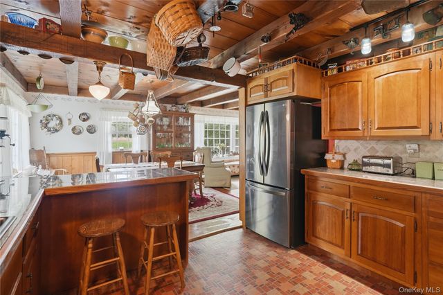 2 Maple Lane, Hyde Park, NY 12538