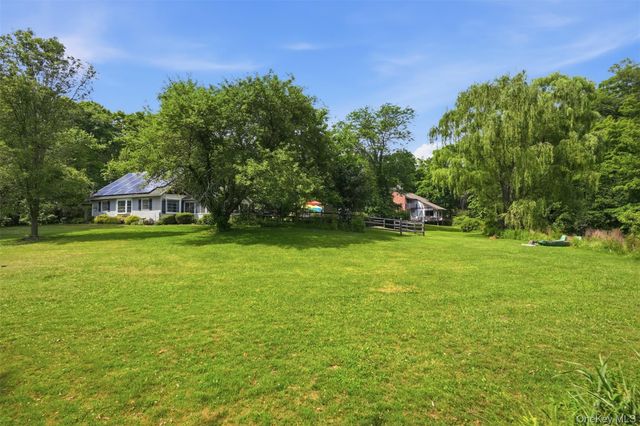 2 Maple Lane, Hyde Park, NY 12538