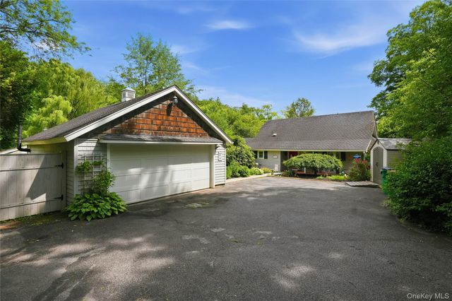 2 Maple Lane, Hyde Park, NY 12538
