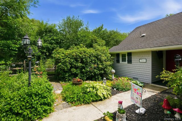 2 Maple Lane, Hyde Park, NY 12538