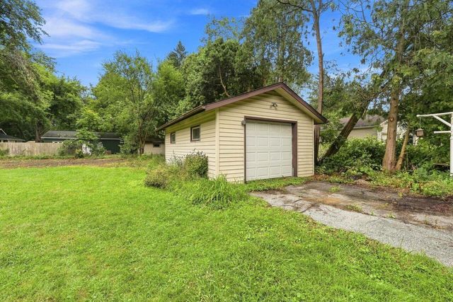 8887 Elm Valley Road, Union Pier, MI 49129