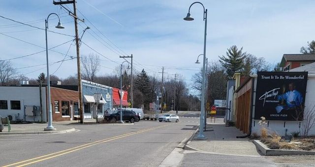 8887 Elm Valley Road, Union Pier, MI 49129