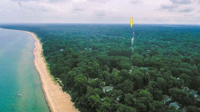 8887 Elm Valley Road, Union Pier, MI 49129
