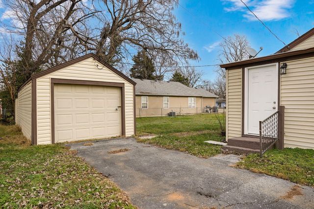 2353 E Locust Street, Springfield, MO 65803