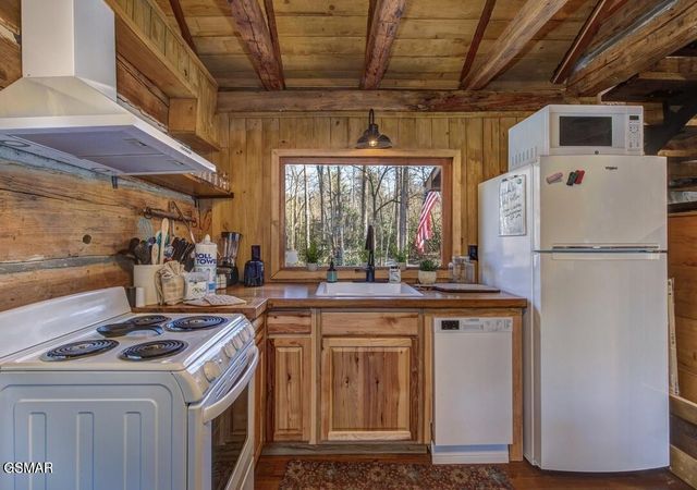 125 Cricket Hollow Way, Cosby, TN 37722