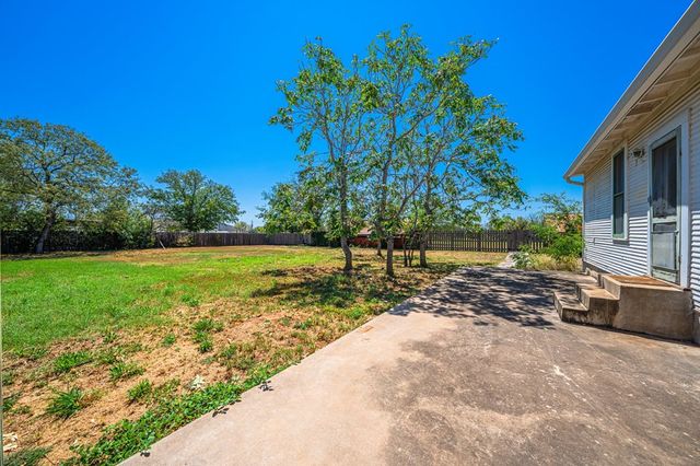 807 S Eagle St, Fredericksburg, TX 78624