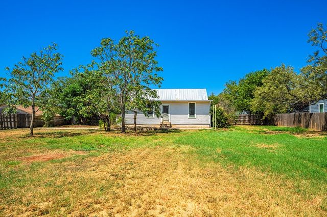 807 S Eagle St, Fredericksburg, TX 78624