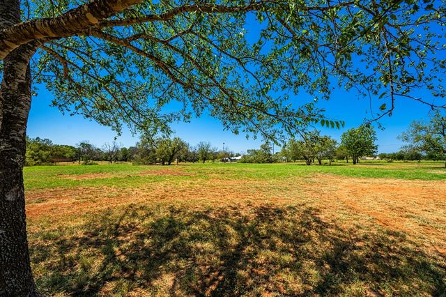 807 S Eagle St, Fredericksburg, TX 78624