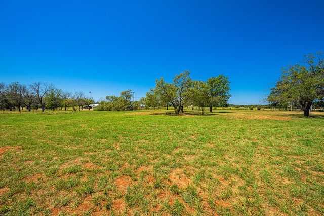807 S Eagle St, Fredericksburg, TX 78624
