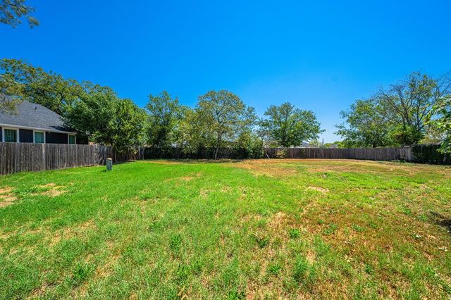 807 S Eagle St, Fredericksburg, TX 78624