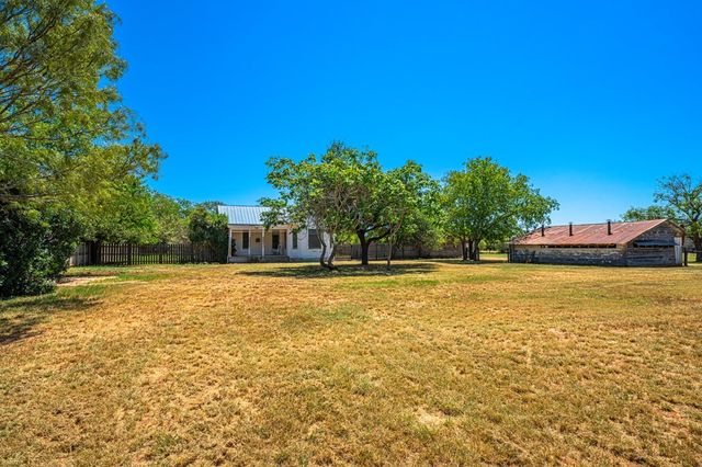 807 S Eagle St, Fredericksburg, TX 78624