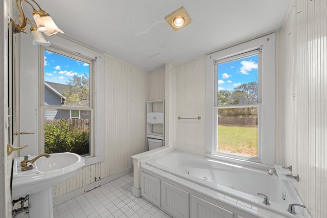 807 S Eagle St, Fredericksburg, TX 78624