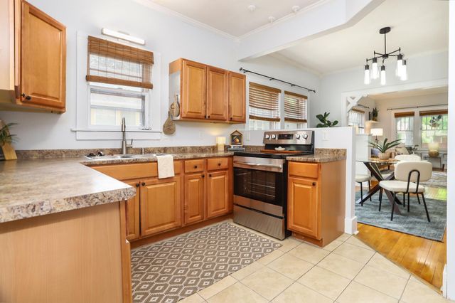 910 11th Street S, Fargo, ND 58103