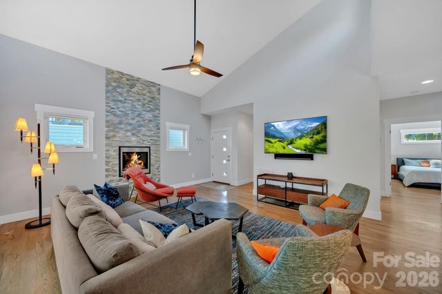 8 Birdhouse Row, Asheville, NC 28801