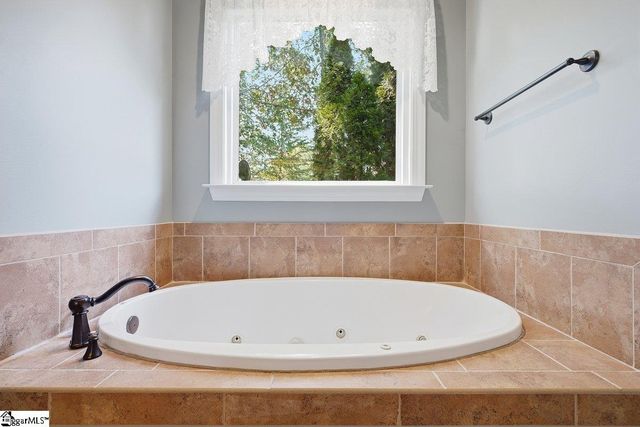 1 Mandarin Circle, Taylors, SC 29687